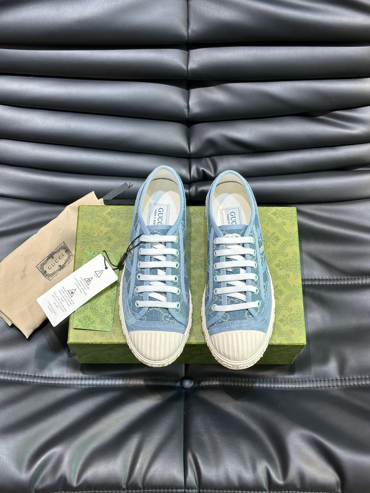 Men's shoes 💰p380 "GUCC*" Couple style 👫 lace-up canvas sneakers, crafted from light blue GG denim fabric, showing uniqueness. Classic details such as the GG printed embossed outsole, interlocking G and "Gucci" embroidery add to the glamorous style. Privately-made T men's shoes 💰pU original outsole, with exquisite details, impeccable fit, and a flat toe that has a retro feel! Customized canvas, classic double G logo, and the spring and summer color combinations are also very interesting! Size: Female 35-39. Male 38-44
